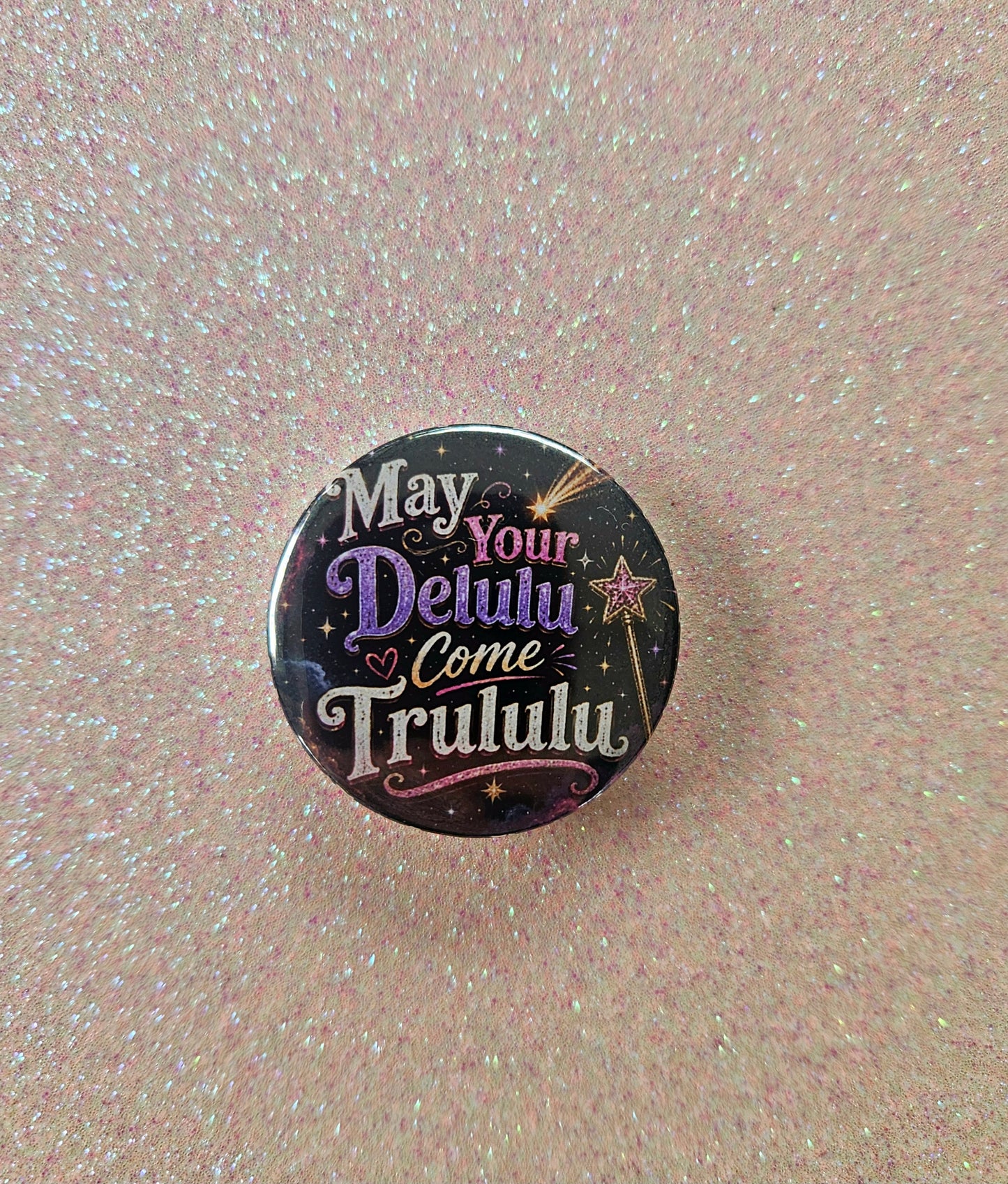Delulu Come Trululu Button Pin